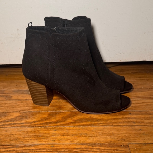 Old Navy Black Suede Peep Toe Ankle Booties Side Zip Chunky Heel Size 8 - Picture 1 of 8